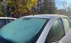 Eskişehir'de kırağı araç camlarını kapladı
