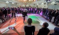 Düğünde acı veren oyun: Urganlarla birbirlerinin sırtına vurdular