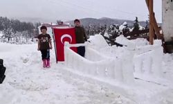 Şehitleri anmak amacıyla kardan ‘15 Temmuz Şehitler Köprüsü' yaptılar