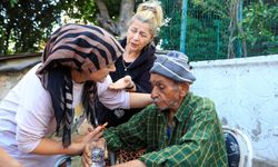 Evde çıkan yangında yaşlı çiftin yardımına komşuları koştu