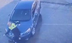 Dikkatsiz sürücünün polise çarpma anı kamerada