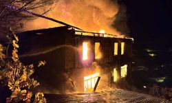 İki katlı ahşap ev alevlere teslim oldu