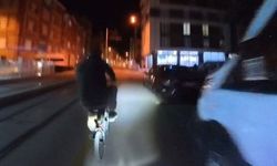 Eskişehir'de bisiklete çarpmamak için hamle yapan motosikletli kendini yerde buldu