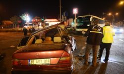 Turistleri taşıyan otobüs ile otomobil çarpıştı: 2 ölü, 3 yaralı