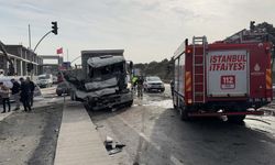 İki kamyon çarpıştı: Sürücü araç içinde sıkıştı