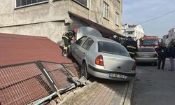 Park halindeki araca çarpan otomobil evin çatısına çıktı