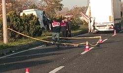 Minibüs, tırın römorkuna çarptı: 1 ölü, 2 yaralı