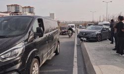 Kamyonun sıkıştırdığı otomobil refüje çıktı: 1 yaralı!