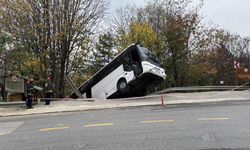 Facianın eşiğinden dönüldü: Tur otobüsü şarampole düştü