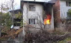 İki katlı evde yangın: Yaşlı kadın yangını ağlayarak izledi