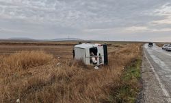 Kontrolden çıkan minibüs tarlaya devrildi