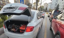 Eskişehir trafiğinde bagajı açık kalan aracın yardımına motosiklet sürücüsü yetişti