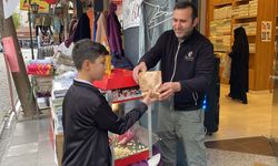 Eskişehir'de her gün 20 kilo patlamış mısır dağıtıyorlar