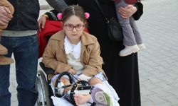 Kızını her gün kucağında okula taşıyan anneden asansör isteği