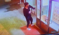 Eskişehir’de kimliği belirsiz şahıs cami kapısını yumrukladı