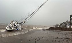 Marmaris'te fırtına ve sağanak etkili oldu: 3 tekne karaya vurdu