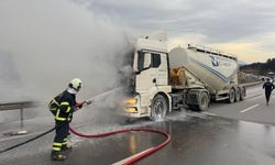 Bilecik'te seyir halindeki beton mikseri bir anda alev aldı