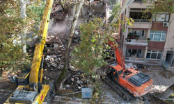 Eskişehir’in de hissettiği depremin ardından yıkım çalışmaları sürüyor!