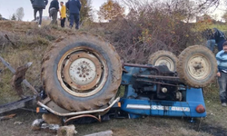 Devrilen traktörün altında kalan sürücü yaralandı