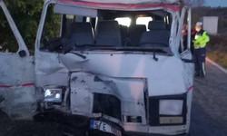 Traktör ile minibüs çarpıştı: Yaralılar var