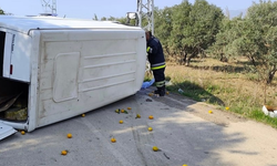 Otomobille çarpışan minibüs devrildi