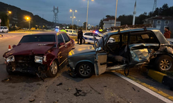 Kavşakta iki otomobil çarpıştı: 6 yaralı