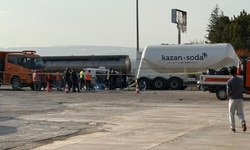 Otomobil tır çekicisine çarptı: 3 kişilik aile hayatını kaybetti