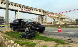 Park halindeki tıra çarpan otomobil hurdaya döndü