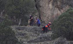 Arkadaşıyla gezintiye çıkan erkek hemşire kayalıklardan düştü