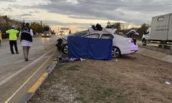 Kavşağa aşırı hızla giren tır otomobile çarptı: 1 ölü var