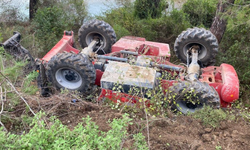 Kontrolden çıkan iş makinası şarampole devrildi