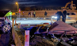 İki otomobilin çarpıştığı kazada araç ikiye ayrıldı