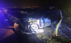 Freni boşalan otomobil yolcu otobüsüyle çarpıştı