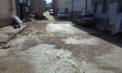 Eskişehir’de vatandaş kendi başının çaresine baktı: Çukurları düzeltmeye çalıştı