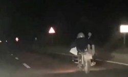 Motosikleti yüzüstü uzanarak kullanan sürücüye 5 bin 146 TL ceza