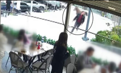 Başıboş at vatandaşları dakikalarca kovaladı