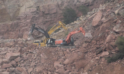 Göçük altında kalan kamyon şoförünün cenazesine ulaşıldı