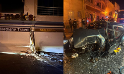 Otomobil iş yerinin kepengine çarptı: 4 yaralı