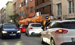 Eskişehir'in o sokağında trafik çilesi: Kaldırımlar kapalı, yol daraldı