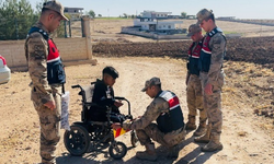 Jandarma engelli gencin reflektör talebini yerine getirdi