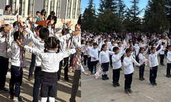 Yıldırım Beyazıt İlkokulu öğrencilerinden Atatürk ve öğretmenlere teşekkür gösterisi