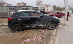 İki araç birbirine girdi: Yaralılar var