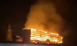 Seyir halindeki tırın lastiği alev aldı