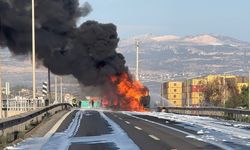 Mazot yüklü tanker alev alev yandı, gökyüzünü kara dumanlar kapladı