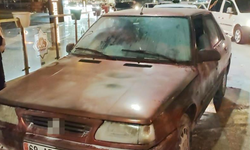 Seyir halindeyken yanan otomobili esnaf söndürdü