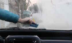 Erzincan’da soğuk hava etkili oldu: Araç camları buz tuttu