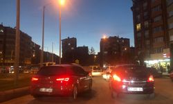 Eskişehirliler o iki kavşağa ışık istiyor: Trafik Hindistan sokaklarına döndü