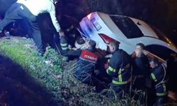 Şarampole uçan otomobilden çıkmak istemedi, ekiplere zor anlar yaşattı