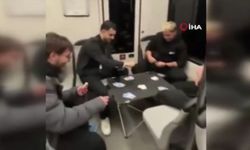 Bursa metrosunda şaşırtan görüntü: Gençler masa kurup kağıt oyunu oynadı