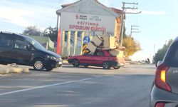 Eskişehir'de koltuk takımlarını böyle taşıyarak trafiği tehlikeye attı